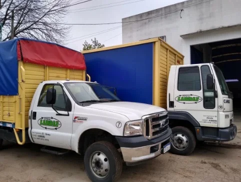 Camiones de Larraz estacionados