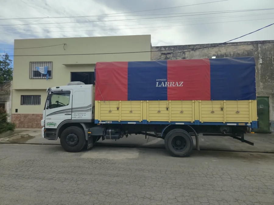 Camión de Larraz en la calle frente al depósito