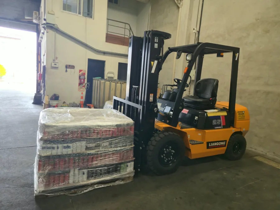 Autoelevador con mercadería en el depósito